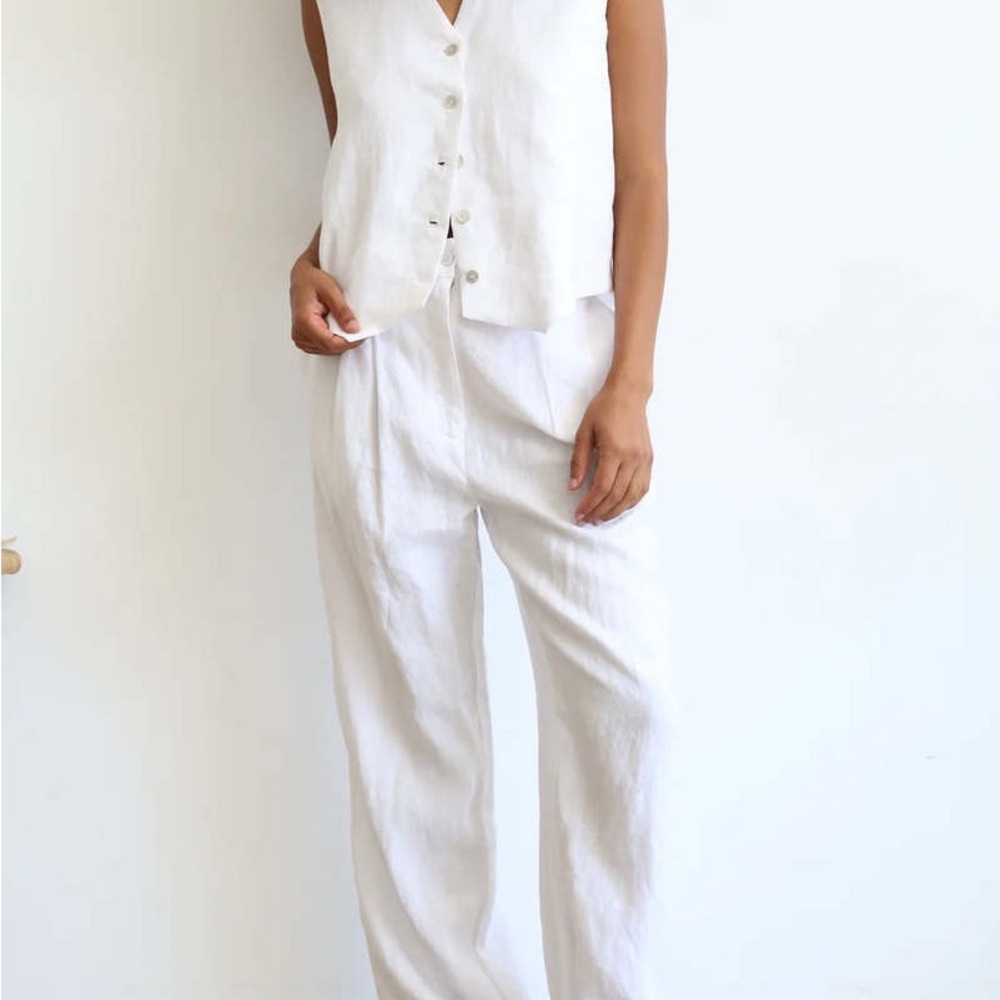DONNI. Linen Vest in Powder / White